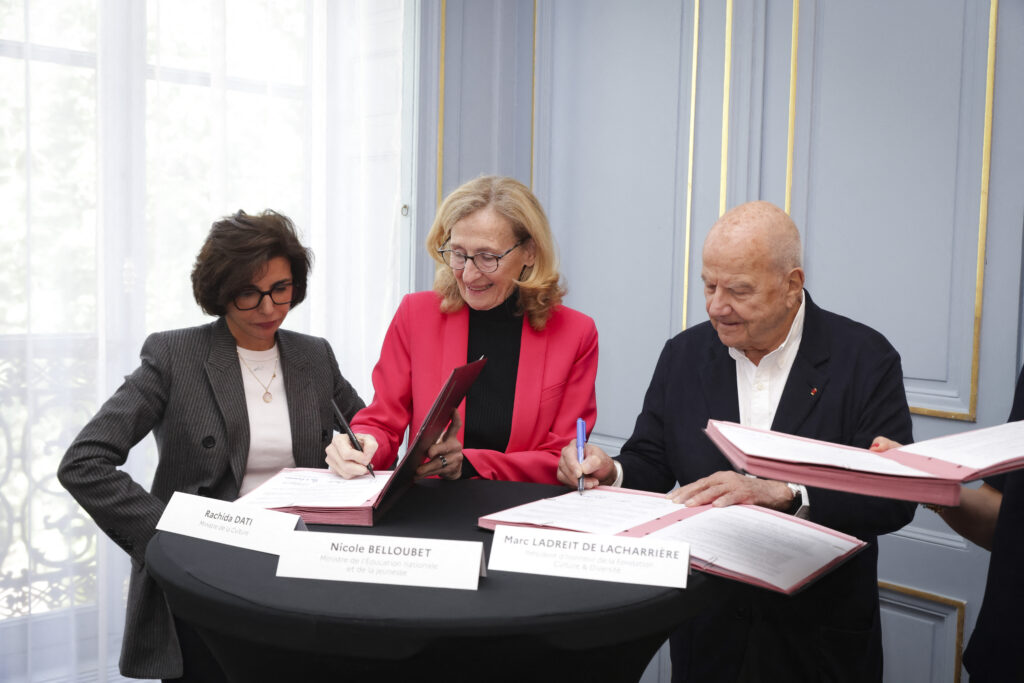 Rachida Dati, Nicole Belloubet, Marc Ladreit de Lacharrière - Signature de la convention avec la fondation 