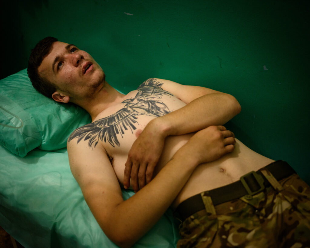 Oblast de Donetsk. Ukraine. 14 juillet 2023. Centre de stabilisation médicale de la 80e et 3e brigade d’assaut de l’armée ukrainienne sur la ligne de front de Bakhmout. Des soldats, reçoivent des soins après avoir subi les effets de souffles (blast) durant un bombardement.